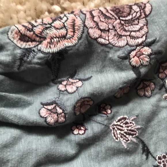 Cold shoulder top, AEO, S FINAL DROP - Picture 3 of 5